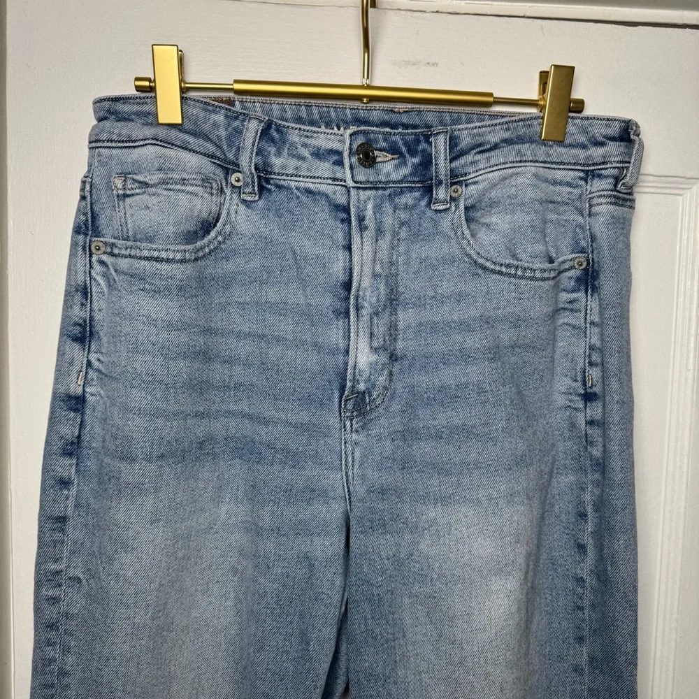 American Eagle Mom Straight Jean Light Wash Frayed Hem Straight Leg Jeans 8 Long